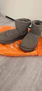 Grijze UGGs maat 39 - Weinig gedragen, Kleding | Dames, Schoenen, UGG, Ophalen of Verzenden, Zo goed als nieuw, Pantoffels of Sloffen