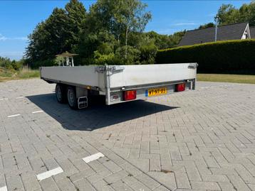 Plateau dubbelasser tandemasser aanhanger autoambulance beschikbaar voor biedingen