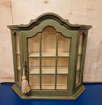 Olijfgroene vintage vitrinekast wandkastje vitrine klassieke, Huis en Inrichting, Kasten | Vitrinekasten, Gebruikt, Aaldertgeertsstraat 43 Olst