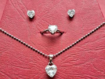 Mooie nieuwe set, met zirkonia. Ring, ketting en oorbellen beschikbaar voor biedingen
