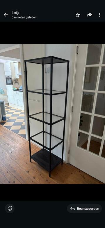 Kast, zwart met glazen leggers