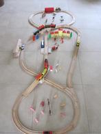 Mooie houten treinbaan, een paar trein en accessoires., Kinderen en Baby's, Speelgoed | Houten speelgoed, Ophalen of Verzenden