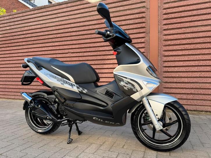 Tekoop, Orginele zeer mooie Gilera Runner 50SP Silver Soul, Fietsen en Brommers, Scooters | Piaggio, Nieuw, Overige modellen, Maximaal 45 km/u
