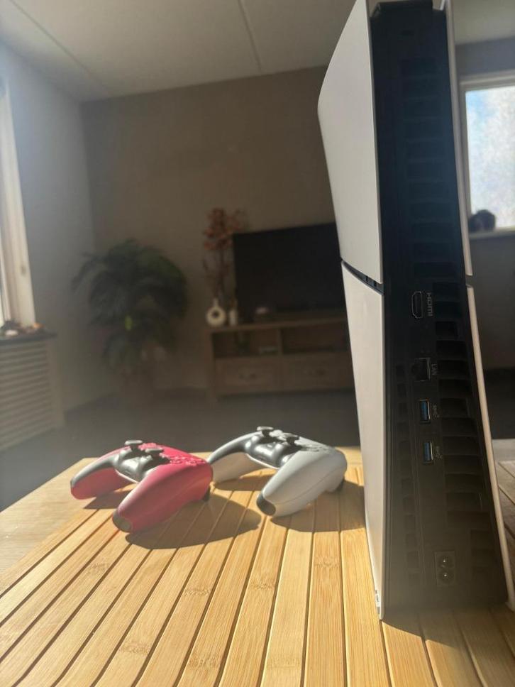 Playstation 5 slim with 2 controllers, Spelcomputers en Games, Spelcomputers | Sony PlayStation 5, Zo goed als nieuw, Playstation 5 Digital