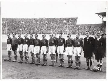 Persfoto 2- Foto 1939 Voetbal Wedstrijd Nederland Belgie 3-2 beschikbaar voor biedingen