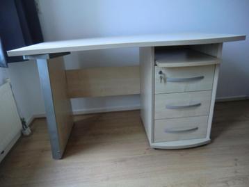 Gebruikt lichtbeuken bureau met 3 lades en extra opbouw beschikbaar voor biedingen
