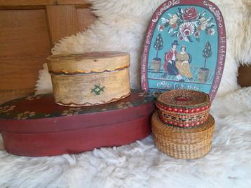 Oude Zweedse/Duitse beschilderde dozen beschikbaar voor biedingen