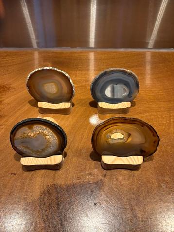 Vier edelsteenschijven met houten waxinelichthouders beschikbaar voor biedingen