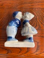 Delftsblauw beeldje zoenend stelletje, Ophalen of Verzenden