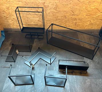 Partij metalen schapjes / rekjes beschikbaar voor biedingen