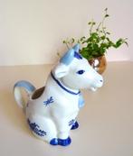 Delfts Blauw, handbeschilderd melkkannetje: zittende koe, Antiek en Kunst, Antiek | Keramiek en Aardewerk, Verzenden