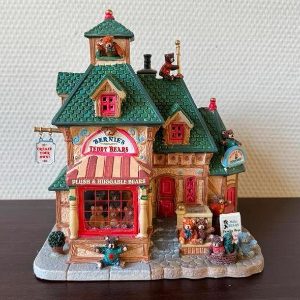 Lemax Bernie's Teddy Bears Teddy Beren Winkel, 15215, Diversen, Kerst, Zo goed als nieuw, Ophalen of Verzenden
