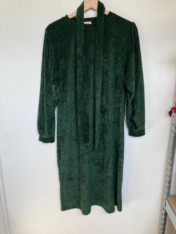 American Vintage donkergroene rib jurk fluweel maat S, Kleding | Dames, Jurken, Zo goed als nieuw, Maat 36 (S), Groen, Onder de knie