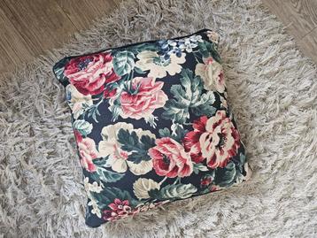 Decorative pillow beschikbaar voor biedingen