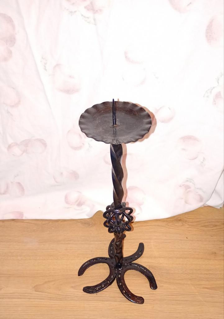 Gietijzeren zwarte kandelaar met Hoefijzers als voet., Huis en Inrichting, Woonaccessoires | Kandelaars en Kaarsen, Ophalen of Verzenden