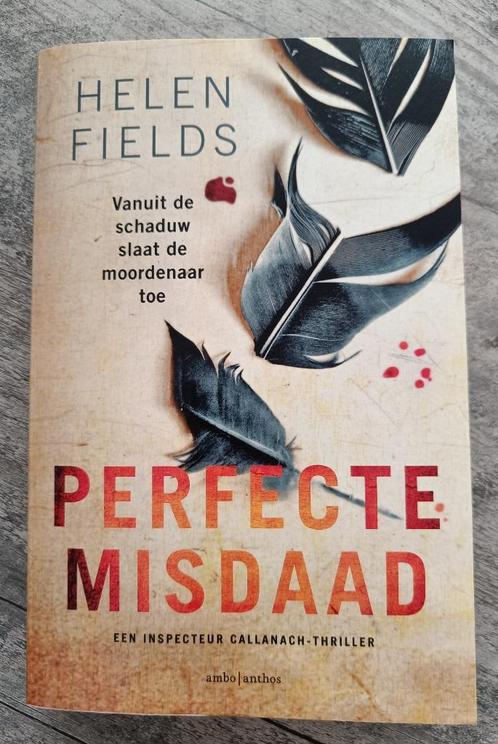 Perfecte Misdaad (Helen Fields), Boeken, Thrillers, Zo goed als nieuw, Nederland, Ophalen of Verzenden