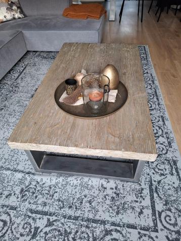 Mooie robuuste salontafel in supergave staat. beschikbaar voor biedingen
