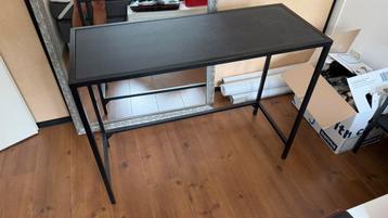 Zwart bureau beschikbaar voor biedingen