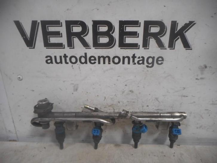 Injectiegalerij Volkswagen Passat (3B2) 1998 058133521b, Auto-onderdelen, Motor en Toebehoren, Volkswagen, Gebruikt