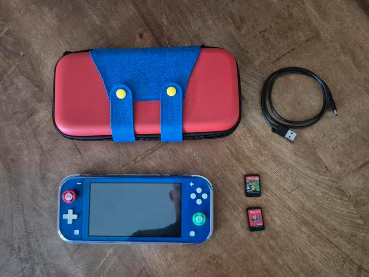 Nintendo switch lite met case laadkabel en 2 games!, Spelcomputers en Games, Spelcomputers | Nintendo Switch Lite, Gebruikt, Overige kleuren