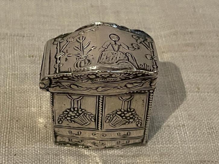 18de eeuw lodereindoosje in vorm kabinetje, Antiek en Kunst, Antiek | Goud en Zilver, Zilver, Ophalen of Verzenden