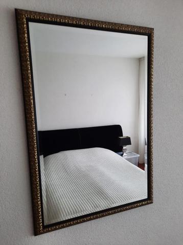 Goudkleurige wandspiegel – klassiek en elegant beschikbaar voor biedingen