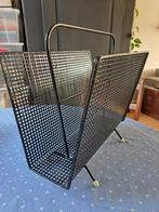 Retro Vintage metalen lectuurbak | krantenbak zwart jr 60-70, Ophalen of Verzenden, Huis en Inrichting