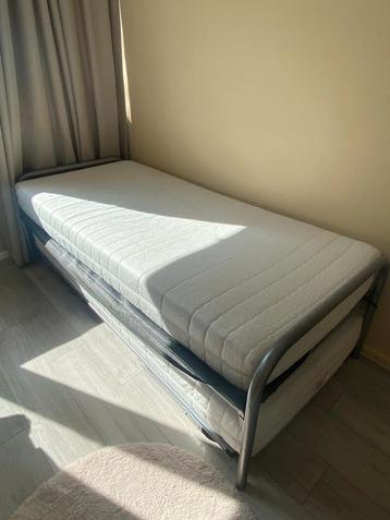 1 persoon bed wat uit te schuiven is naar 2 persoons  beschikbaar voor biedingen