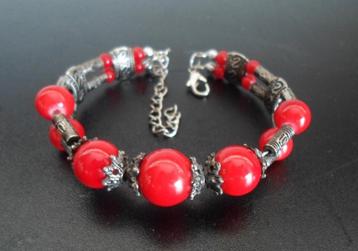 Armband, Zilverkleurig met rode kralen. Goede Sluiting. beschikbaar voor biedingen