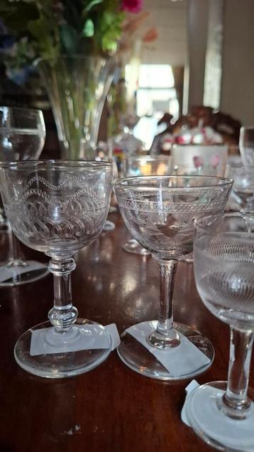 36 borrelglaasje. Puntgave vintage glaasjes beschikbaar voor biedingen