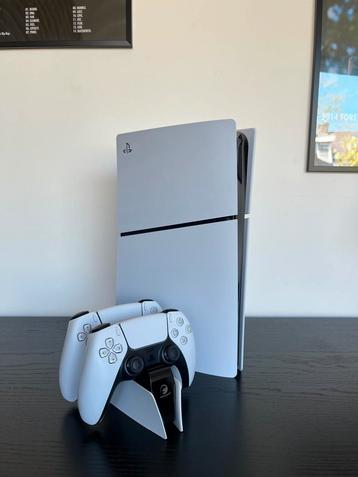 Playstation 5 slim digital met 2 controllers en lader beschikbaar voor biedingen