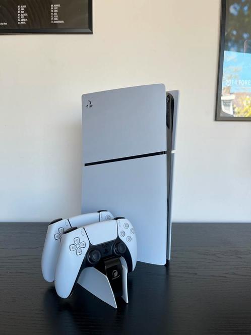 Playstation 5 slim digital met 2 controllers en lader, Spelcomputers en Games, Spelcomputers | Sony PlayStation 5, Zo goed als nieuw