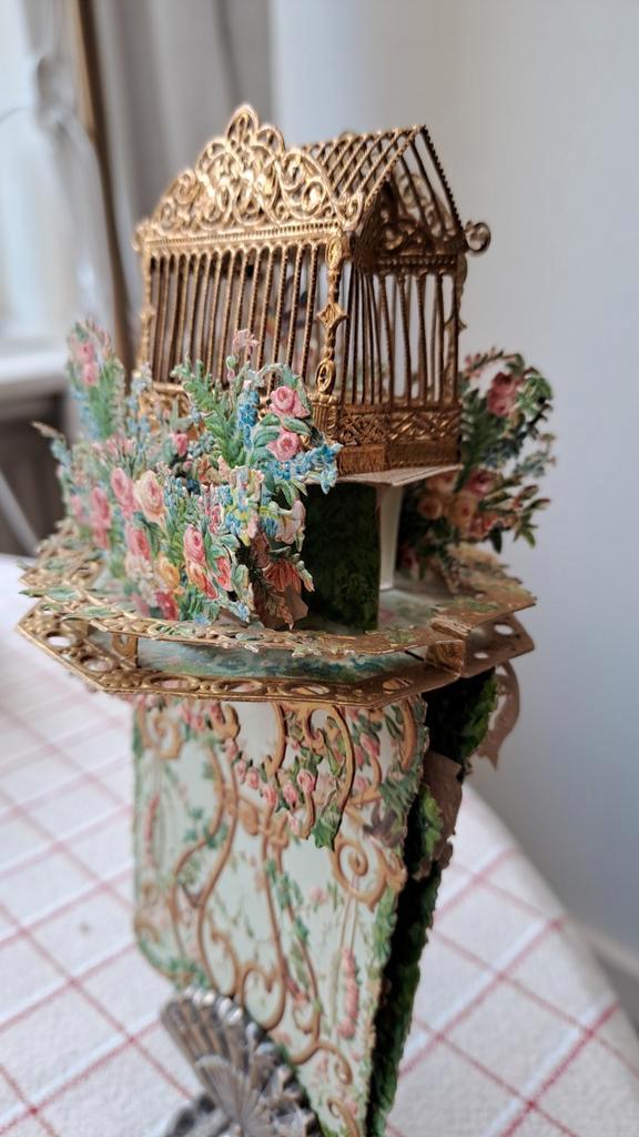 UITKLAPKAART 1870 MUSEUMSTUKJE VOGELKOOITJE OP PIËDESTAL, Antiek en Kunst, Curiosa en Brocante, Verzenden