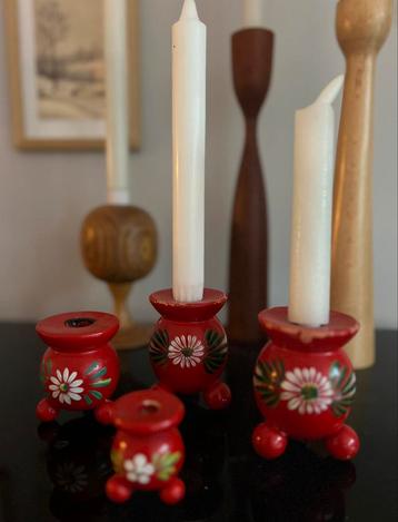 4 houten Zweedse kaarsenhouders rood met bloemetje beschikbaar voor biedingen