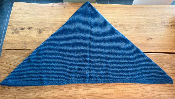 Zelf gebreide omslagdoek blauw, Kleding | Dames, Mutsen, Sjaals en Handschoenen, Nieuw, Sjaal, Maat 42/44 (L), Ophalen of Verzenden