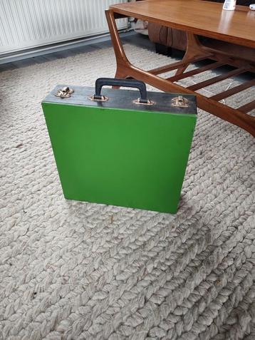 Vintage platenkoffer in kermit groen beschikbaar voor biedingen