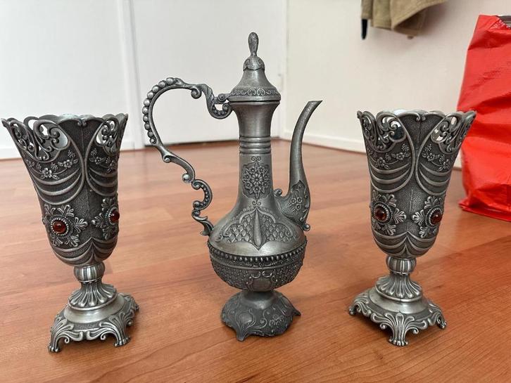 Oosters decoratief tinnen setje – kan + 2 kelken, Antiek en Kunst, Antiek | Tin, Ophalen