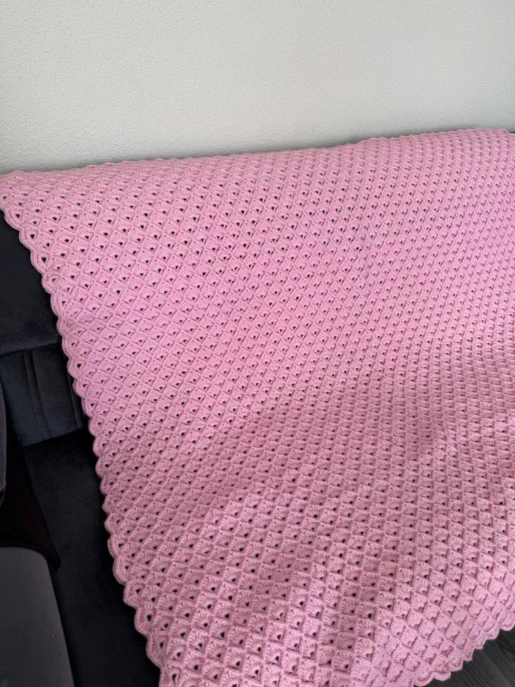 Roze Gehaakte Deken - Handgemaakt 135x135cm, Huis en Inrichting, Woonaccessoires | Plaids en Woondekens, Nieuw, Ophalen