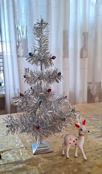 Oude zilverkleurige lametta mini kerstboompje ,glaskralen  beschikbaar voor biedingen