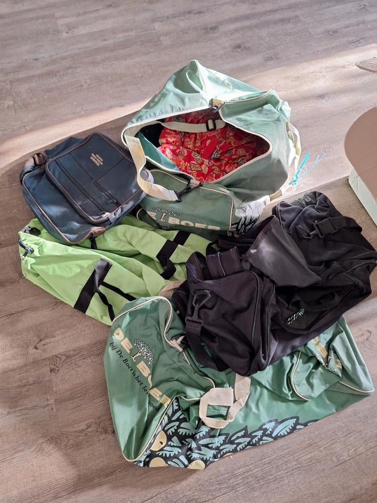 Partijtje tassen gratis af te halen in Terwispel, 40 tot 60 cm, Gebruikt, 20 tot 30 cm, Minder dan 35 cm