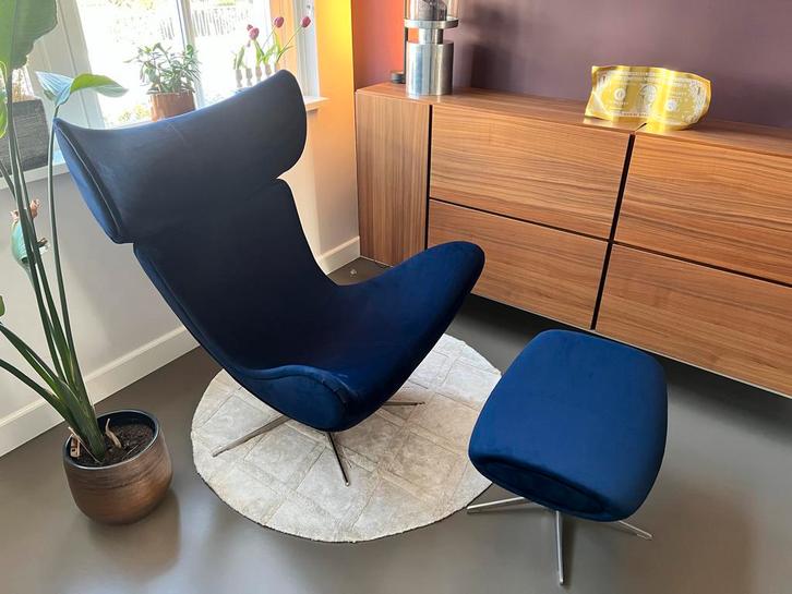 BoConcept Imola Fauteuil + Voetenbank - Blauw Velours, Huis en Inrichting, Fauteuils, Zo goed als nieuw, Stof, 75 tot 100 cm, 75 tot 100 cm