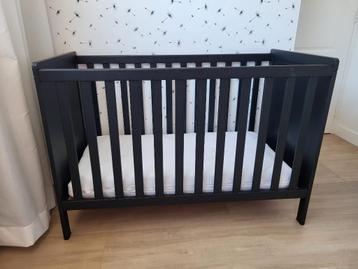 Europe Baby Ralph ledikant zwart met luxe Tencel matras beschikbaar voor biedingen