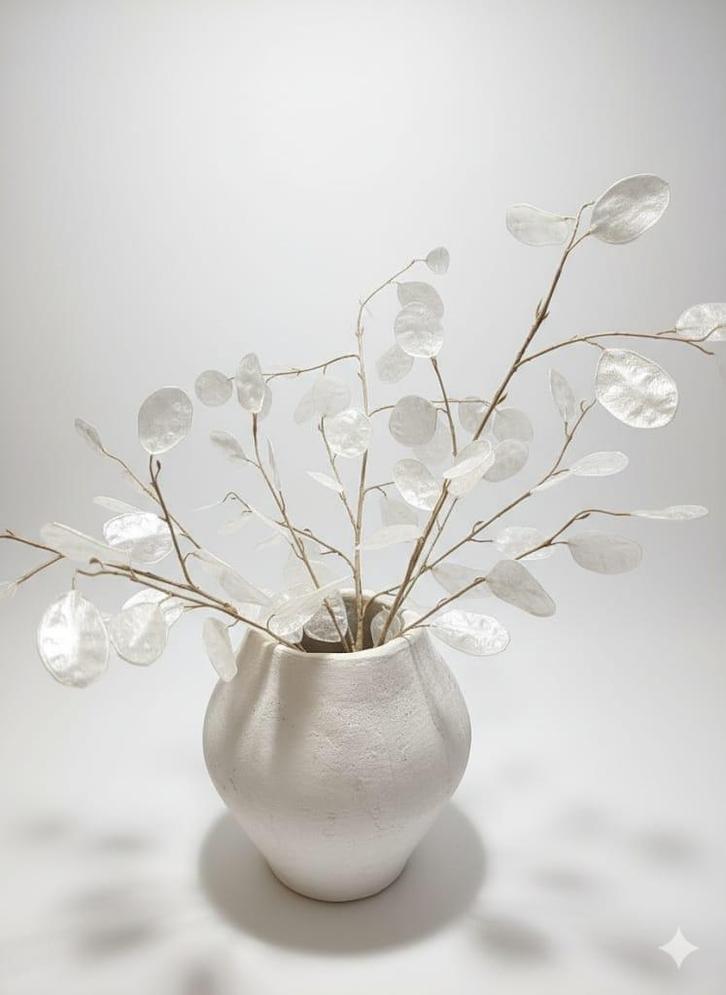 Keramiek vaas met zijden Judas Penning takken, Huis en Inrichting, Woonaccessoires | Vazen, Zo goed als nieuw, Wit, Minder dan 50 cm