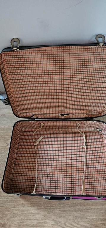 Vintage koffer, roze geschilderd beschikbaar voor biedingen