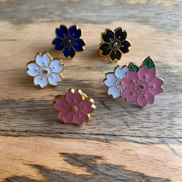 Verschillende pins/ broches beschikbaar voor biedingen