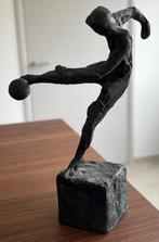 Bronzen beeld van voetballer, 13x7x8cm, weegt 445 gram, Antiek en Kunst, Ophalen of Verzenden