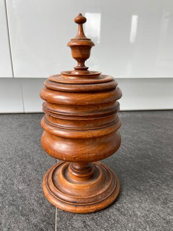 Antieke oude houten tabakspot gedraaid hout met deksel beschikbaar voor biedingen