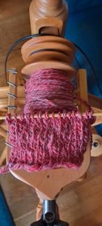 Handgesponnen wol - scheerwol rood met een beetje wit - 587g, Ophalen of Verzenden, Nieuw, Breien of Haken, Wol of Garen