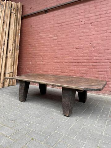 Antieke Naga salontafel, deze is zeer oud. beschikbaar voor biedingen