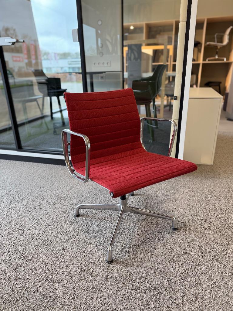 25x Vitra EA107 Eames Aluminium Chair Hopsak red Refurbished, Ophalen of Verzenden, Zo goed als nieuw, Stof, Eames